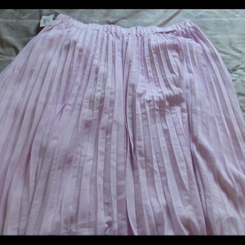 A new day midi pleated skirt
Elastic waistband